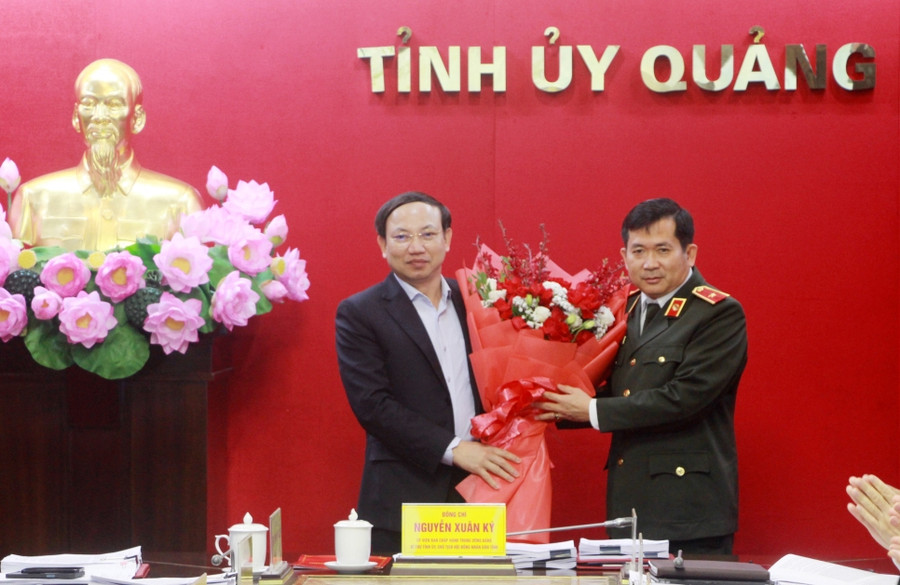 Ông Nguyễn Xuân Ký, Bí thư Tỉnh ủy Quảng Ninh chúc mừng Thiếu tướng Đinh Văn Nơi, Giám đốc Công an tỉnh.