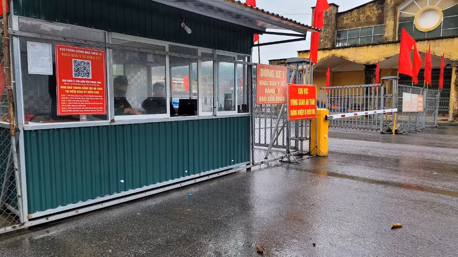 Khu vực cổng vào cửa khẩu vẫn có lực lược chức năng túc trực. Khu vực cổng vào cửa khẩu vẫn có lực lược chức năng túc trực.