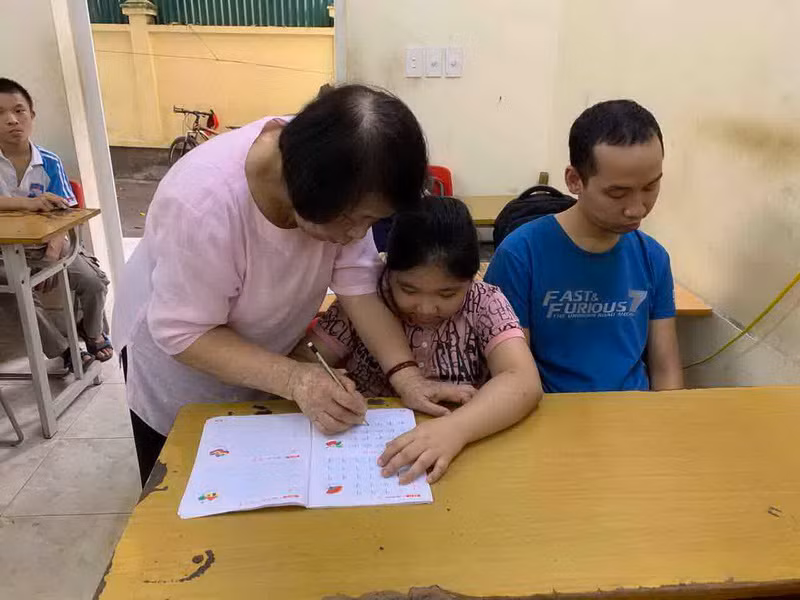 Bà giáo rèn nét chữ cho học trò