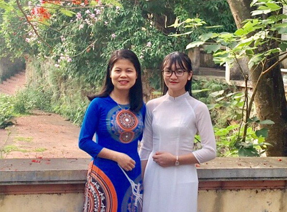 Hoàng Thị Huyền Trang và cô giáo Nguyễn Thị Thu Hằng Hoàng Thị Huyền Trang và cô giáo Nguyễn Thị Thu Hằng