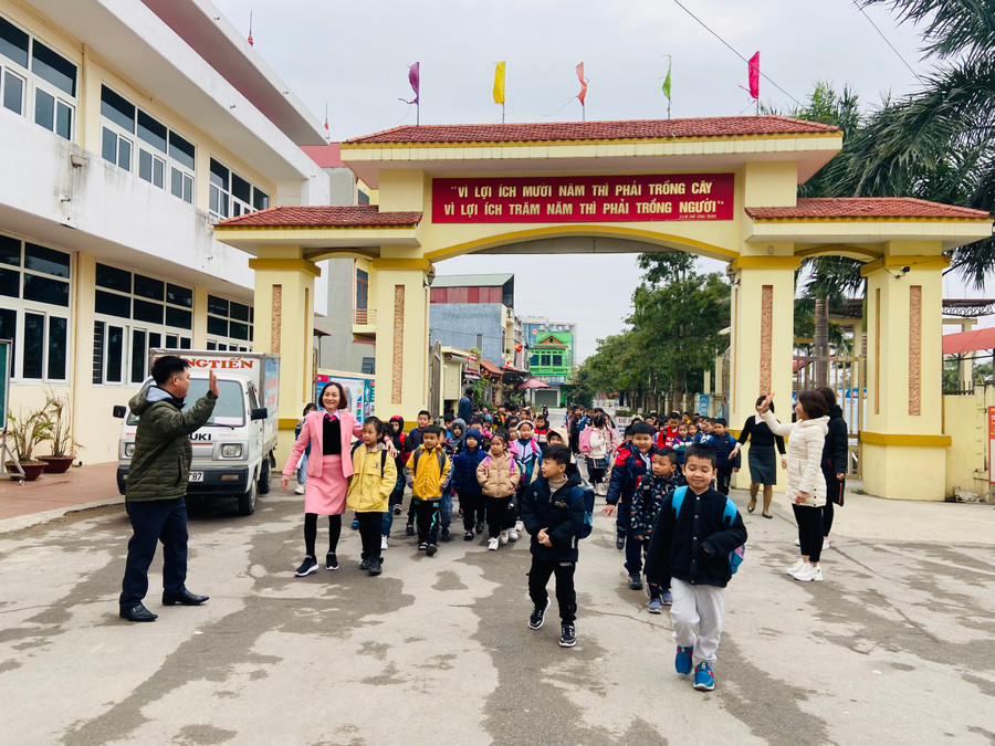 Thầy cô hân hoan chào đón học sinh đến trường.