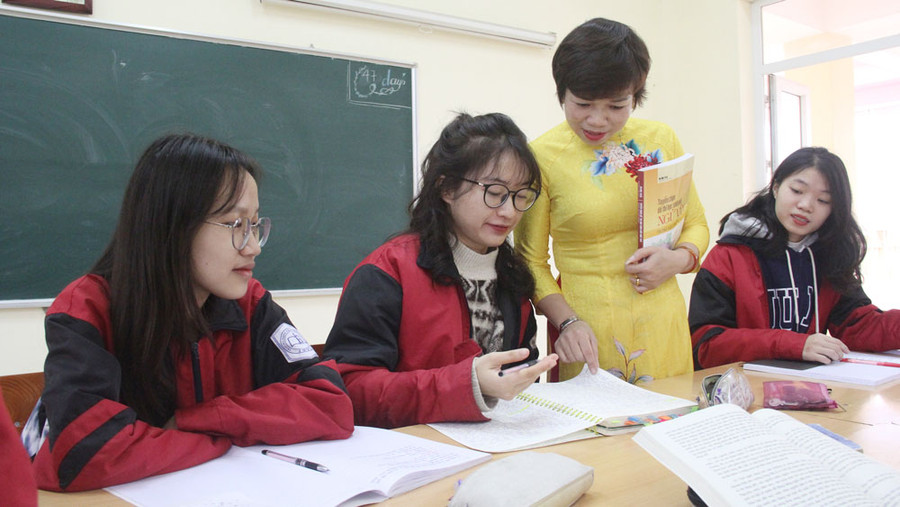 Cô Phạm Thị Thanh Bình - Tổ trưởng chuyên môn tổ Ngữ văn (Trường THPT Chuyên Bắc Giang) giảng bài cho học trò. Cô Phạm Thị Thanh Bình - Tổ trưởng chuyên môn tổ Ngữ văn (Trường THPT Chuyên Bắc Giang) giảng bài cho học trò.