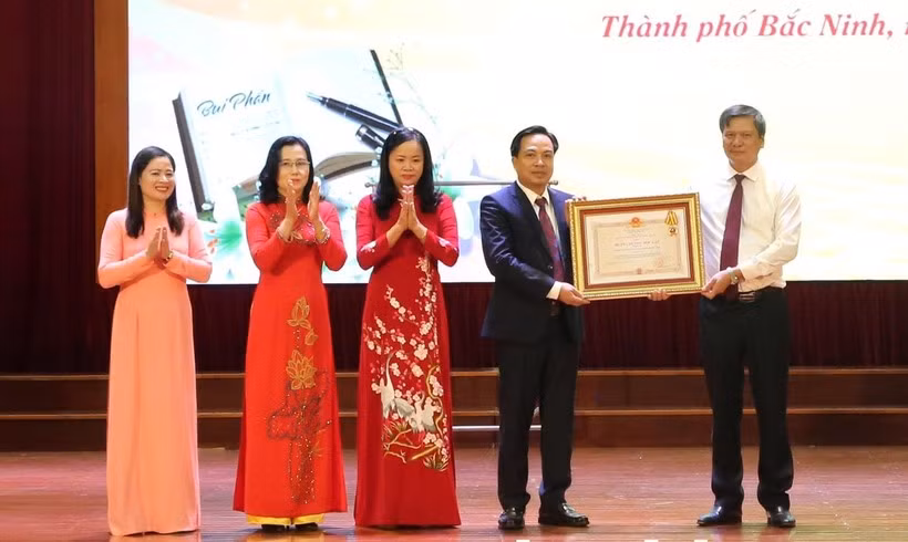 Thừa ủy quyền, Bí thư Thành ủy Bắc Ninh - Tạ Đăng Đoan trao Huân chương Độc lập hạng Ba cho Phòng GD&ĐT thành phố (Ảnh TL).