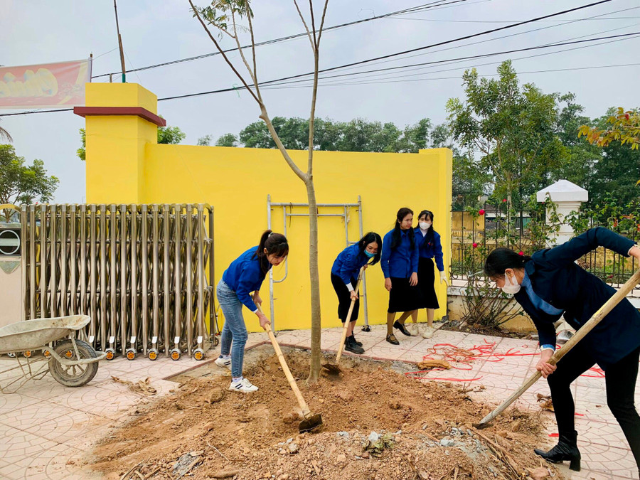 Giáo viên huyện Lạng Giang triển khai thực hiện Tết trồng cây ngay ngày đầu khai xuân.