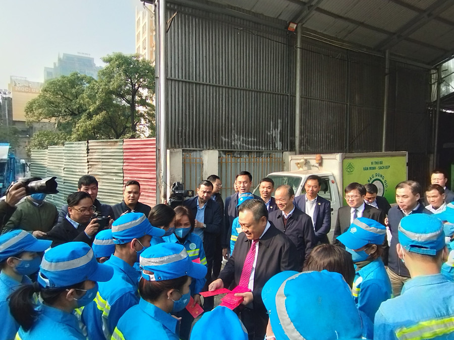 Chủ tịch UBND TP Hà Nội động viên công nhân ứng trực phục vụ nhân dân dịp Tết.