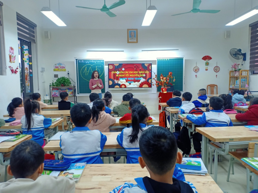 Cơ sở giáo dục trên địa bàn thành phố bắt nhịp học tập ngay trong tiết học đầu tiên của năm mới.