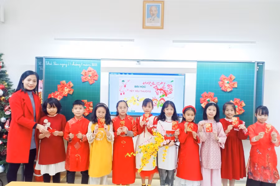 Học sinh thành phố Bắc Giang hân hoan bên bạn bè và cô giáo trong tiết học đầu năm mới.