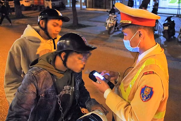 CSGT kiểm tra nồng độ cồn lái xe.