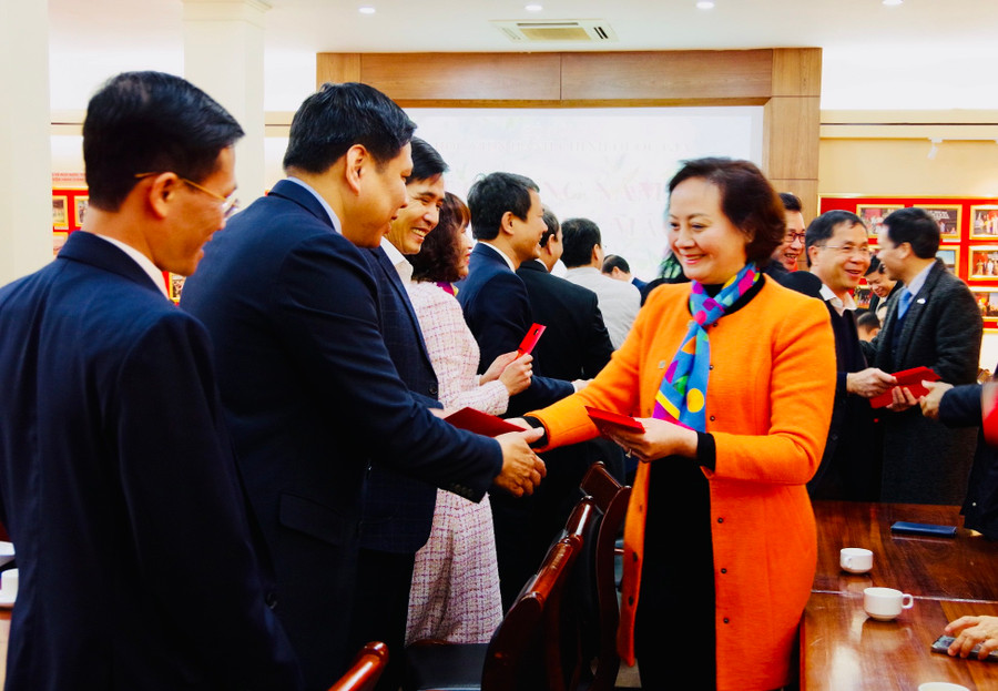 Bộ trưởng Phạm Thị Thanh Trà lì xì may mắn đầu năm cho viên chức Học viện. Bộ trưởng Phạm Thị Thanh Trà lì xì may mắn đầu năm cho viên chức Học viện.