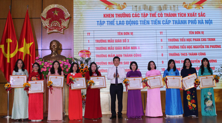 Chủ tịch UBND quận Ba Đình - Tạ Nam Chiến khen thưởng giáo viên có nhiều thành tích trong học kỳ I năm học 2022 -2023. Chủ tịch UBND quận Ba Đình - Tạ Nam Chiến khen thưởng giáo viên có nhiều thành tích trong học kỳ I năm học 2022 -2023.