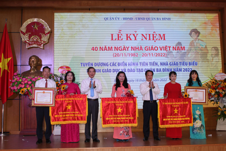 Ngành GD-ĐT quận Ba Đình được thành phố Hà Nội khen thưởng trong học kỳ I năm học 2022 -2023. Ngành GD-ĐT quận Ba Đình được thành phố Hà Nội khen thưởng trong học kỳ I năm học 2022 -2023.