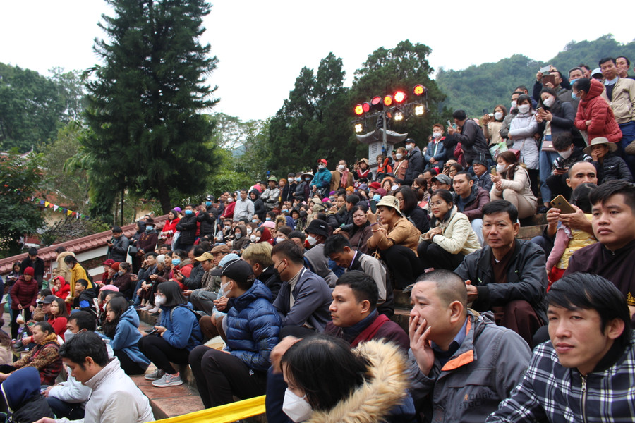 Du khách dự lễ khai hội Chùa Hương.