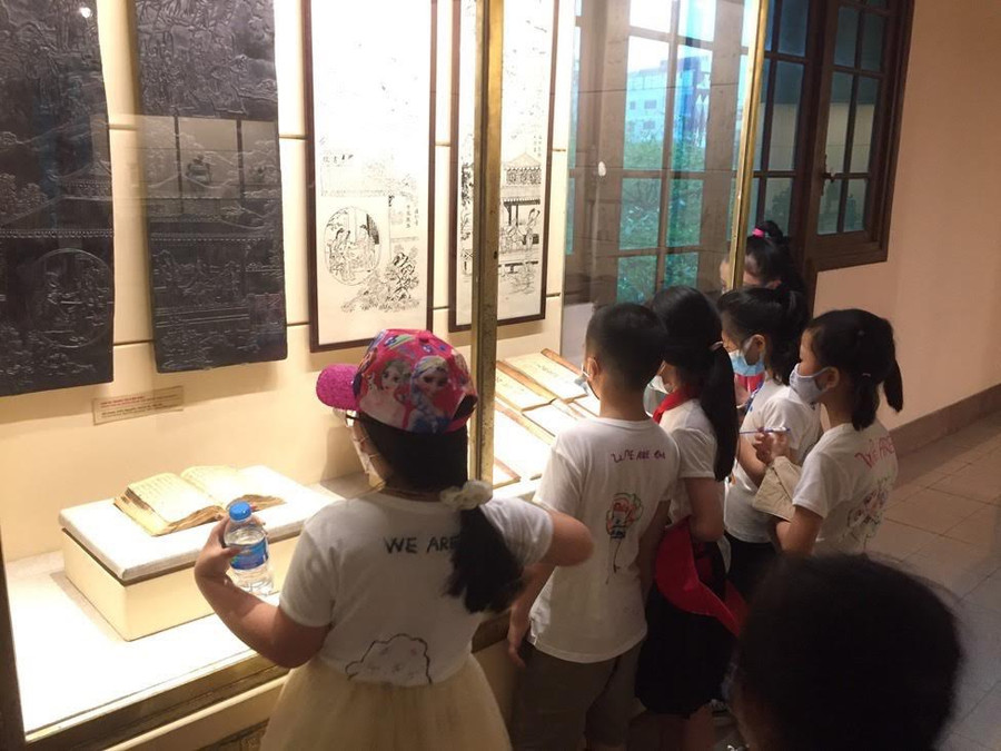 Học sinh thăm quan di tích lịch sử trên địa bàn quận Ba Đình.