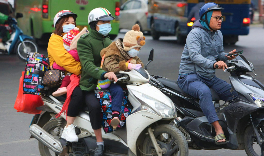 Người dân di chuyển về quê ăn Tết Nguyên đán Quý mão 2023.