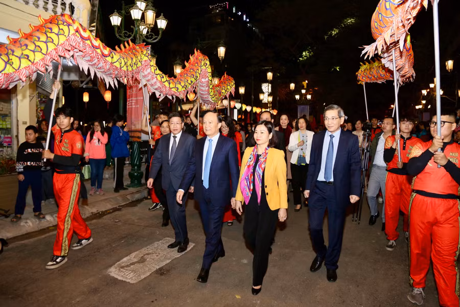 Lãnh đạo thành phố Hà Nội và các đại biểu thăm quan khai trương Khu phố ẩm thực đêm kết hợp đi bộ Đảo Ngọc - Ngũ Xã (phường Trúc Bạch).