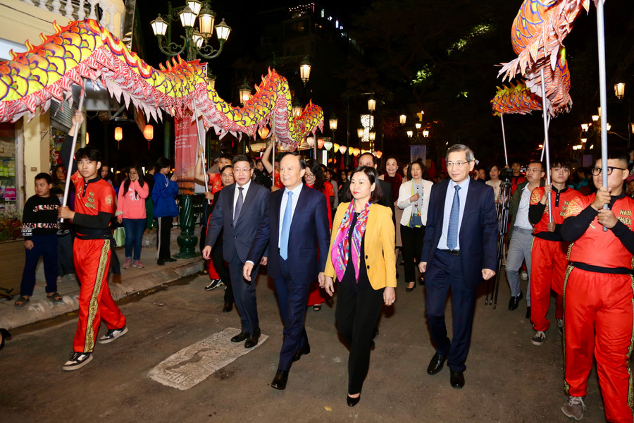 Lãnh đạo thành phố Hà Nội và các đại biểu thăm quan khai trương Khu phố ẩm thực đêm kết hợp đi bộ Đảo Ngọc - Ngũ Xã (phường Trúc Bạch). Lãnh đạo thành phố Hà Nội và các đại biểu thăm quan khai trương Khu phố ẩm thực đêm kết hợp đi bộ Đảo Ngọc - Ngũ Xã (phường Trúc Bạch).