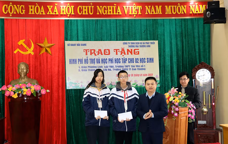 Ông Bạch Đăng Khoa - Phó Giám đốc Sở GD&ĐT trao tặng quà cho các em học sinh.