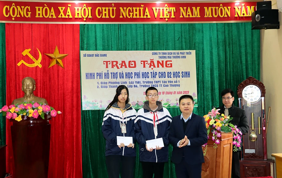 Ông Bạch Đăng Khoa - Phó Giám đốc Sở GD&ĐT trao tặng quà cho các em học sinh.