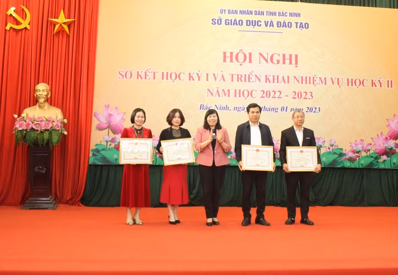 Bà Nguyễn Thị Ngọc - Phó Giám đốc Sở GD&ĐT khen thưởng tập thể có thành tích cao tại "Cuộc thi Xây dựng thiết bị dạy học số" lần thứ I, trong đó có Phòng GD&ĐT Thành phố Từ Sơn. 