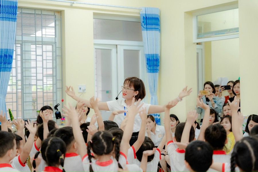 Cô Nguyễn Thị Mai Hương – GV Trường Mầm non thị trấn Cao Thượng trong giờ lên lớp. Cô Nguyễn Thị Mai Hương – GV Trường Mầm non thị trấn Cao Thượng trong giờ lên lớp.