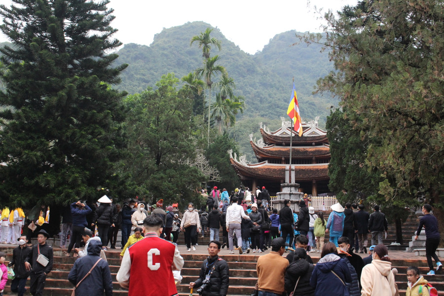 Từ sáng sớm 27/1 du khách thập phương về Chùa Hương dự khai hội.