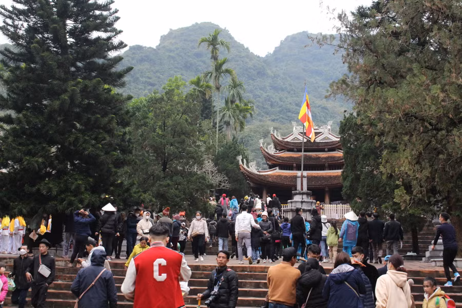 Từ sáng sớm 27/1 du khách thập phương về Chùa Hương dự khai hội.