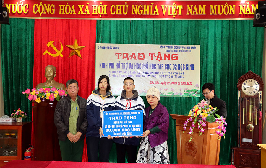 Bà Vũ Kiều Hưng đại diện Công ty TNHH Dịch vụ và Phát triển thương mại Trường Vinh trao tặng kinh phí hỗ trợ học tập cho 2 em học sinh. Bà Vũ Kiều Hưng đại diện Công ty TNHH Dịch vụ và Phát triển thương mại Trường Vinh trao tặng kinh phí hỗ trợ học tập cho 2 em học sinh.