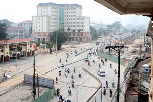 Đoạn từ ngõ 150 đến Ngã Tư Vọng có mặt cắt bằng và lớn hơn 57,5m. Cũng từ đoạn này, đường cong thể hiện rõ nhất. Đoạn giao từ ngõ 150 đến Ngã Tư Vọng có mặt cắt bằng và lớn hơn 57,5m. Cũng từ đoàn này, đường cong thể hiện rõ nhất.Ảnh: