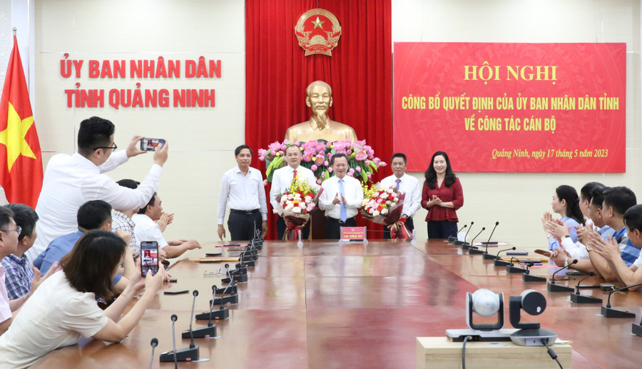 Lãnh đạo tỉnh Quảng Ninh chúc mừng những cán bộ nhận quyết định điều động, bổ nhiệm. Lãnh đạo tỉnh Quảng Ninh chúc mừng những cán bộ nhận quyết định điều động, bổ nhiệm.