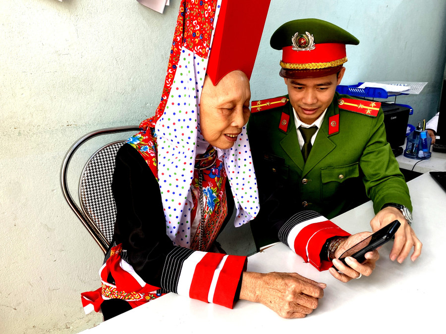 Công an xã Đông Ngũ, huyện Tiên Yên hướng dẫn bà con dân tộc cài đặt VNeID trên điện thoại di động thông minh. Công an xã Đông Ngũ, huyện Tiên Yên hướng dẫn bà con dân tộc cài đặt VNeID trên điện thoại di động thông minh.