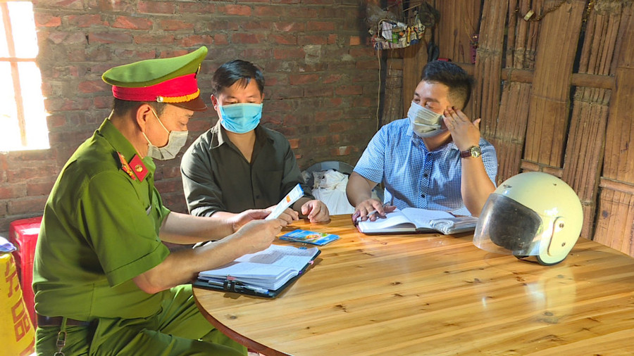 Công an xã Đồng Văn, huyện Bình Liêu tuyên truyền pháp luật đến các hộ dân.