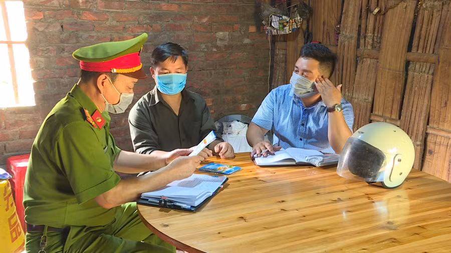 Công an xã Đồng Văn, huyện Bình Liêu tuyên truyền pháp luật đến các hộ dân.