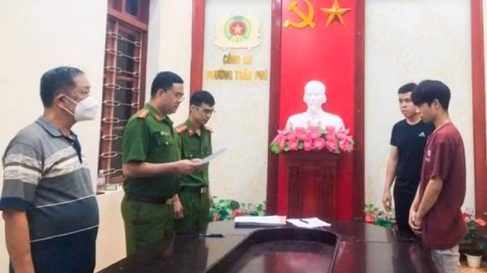 Công an TP Móng Cái đọc quyết định khởi tố vụ án, khởi tố bị can đối với các đối tượng.