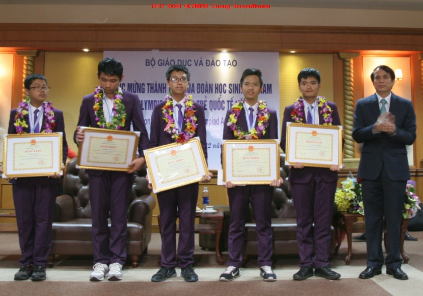 Thứ trưởng Bộ GD&ĐT Phạm Mạnh Hùng chúc mừng các em học sinh đoạt giải