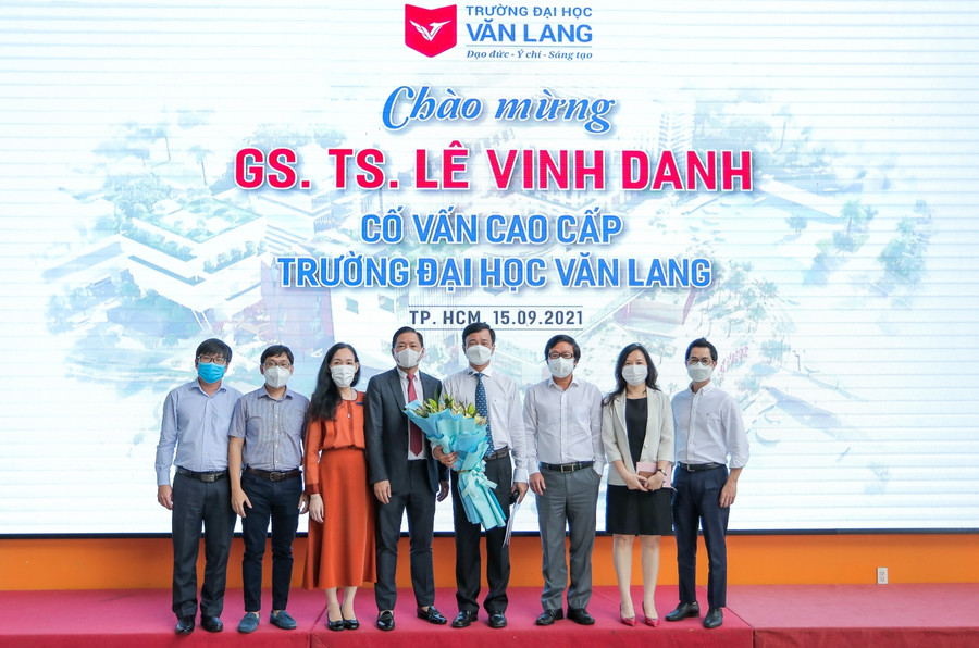 Ông Lê Vinh Danh và tập thể lãnh đạo VLU.