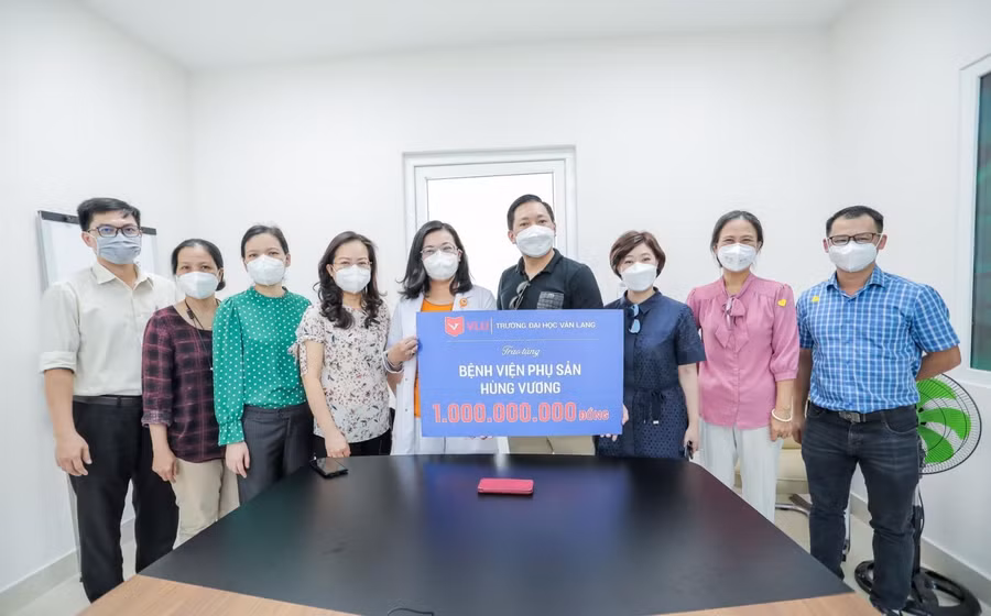 Đại diện Trường ĐH Văn Lang trao biểu trưng 1 tỷ đồng hỗ trợ Bệnh viện Phụ sản Hùng Vương.