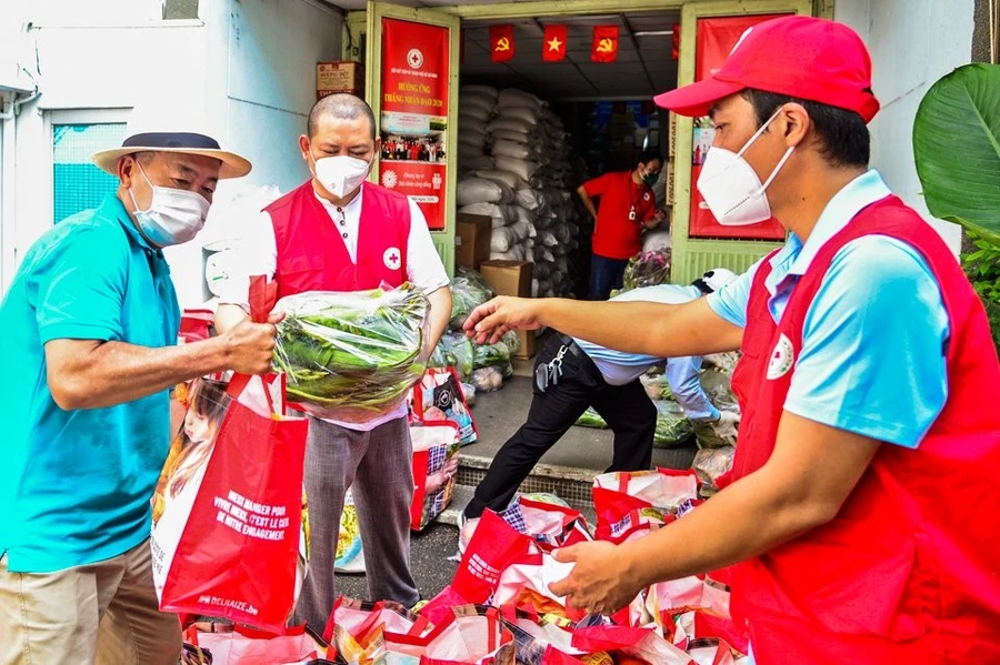 Vận chuyển quà ra xe để đi tặng bà con Bến Tre đang gặp khó khăn do dịch Covid 19 tại TP Hồ Chí Minh.