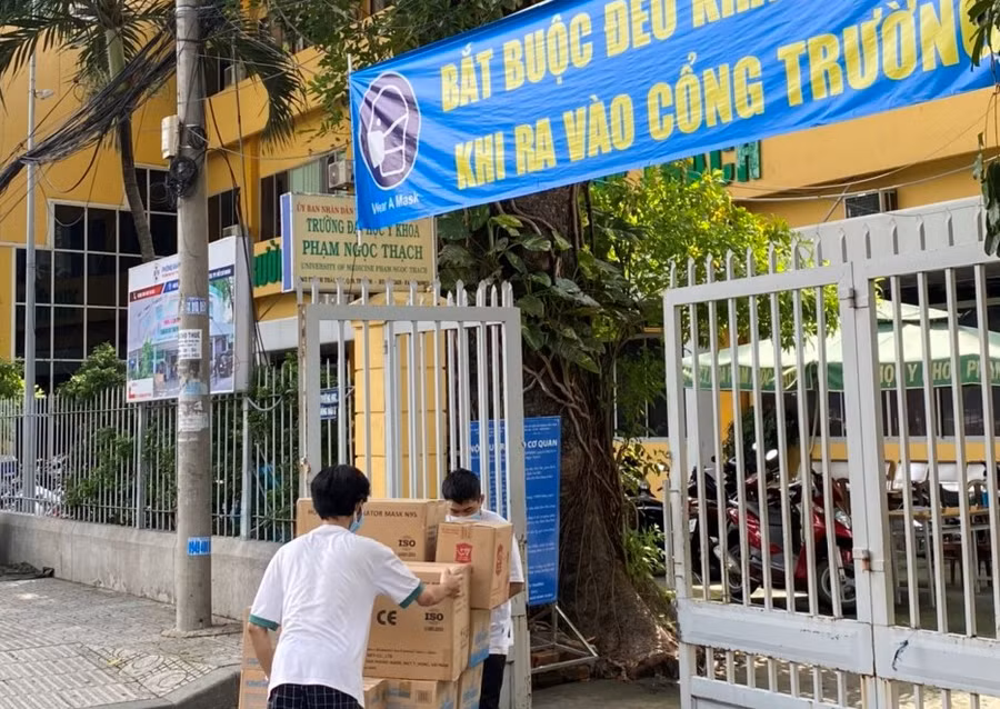 TNI King Coffee chuyển hàng hỗ trợ lực lượng phòng chống dịch Trường ĐH Y khoa Phạm Ngọc Thạch