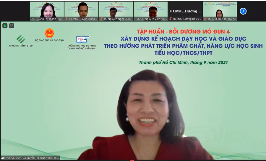 TS Nguyễn Thị Xuân Yến (GVSPCC) trao đổi với các học viên