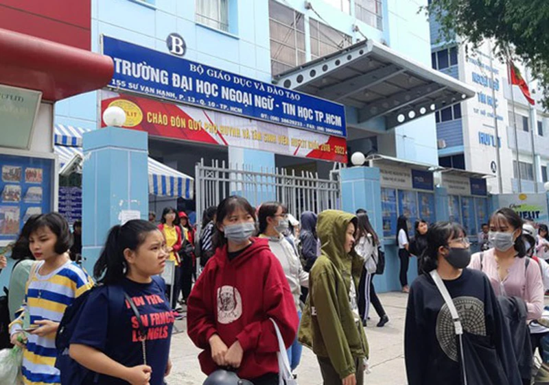 Cổng Trường ĐH Ngoại ngữ - Tin học TPHCM. Ảnh tư liệu.