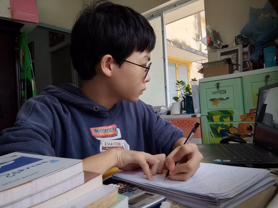 Em Lý Tường Long - học sinh Lớp 12A1 Trường THPT Võ Văn Kiệt (TPHCM) kết nối với giáo viên bằng hình thức online.