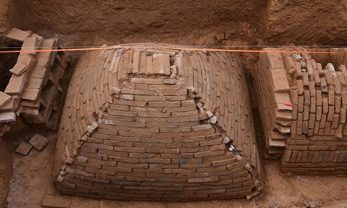 ngoi-mo-kim-tu-thap-duoi-cong-truong-xay-dung-trung-quoc-3