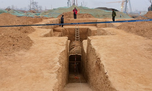 ngoi-mo-kim-tu-thap-duoi-cong-truong-xay-dung-trung-quoc-2