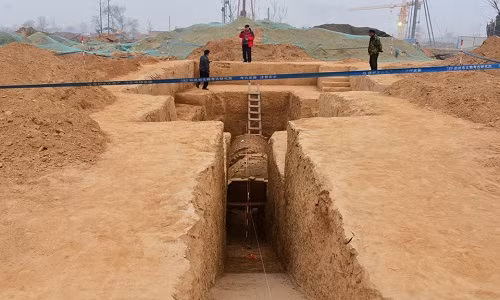 ngoi-mo-kim-tu-thap-duoi-cong-truong-xay-dung-trung-quoc-2