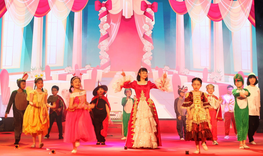 Học sinh thể hiện khả năng trình diễn văn nghệ bằng tiếng Anh. Học sinh thể hiện khả năng trình diễn văn nghệ bằng tiếng Anh.