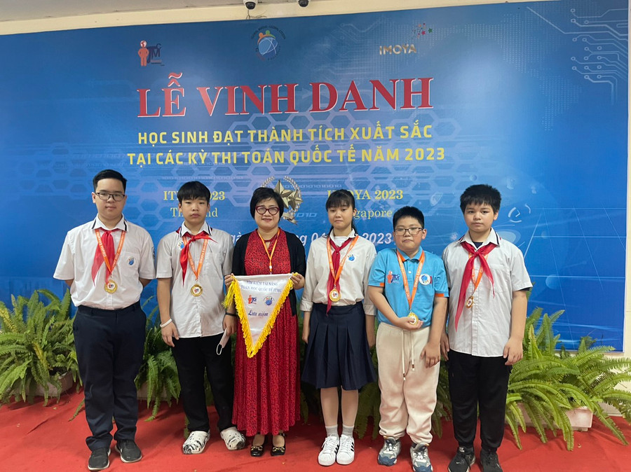 Cô Vũ Minh Nguyệt - GV Toán trường THCS Giảng Võ cùng học sinh của nhà trường đạt thành tích cao trong kỳ thi ITMC 2023.