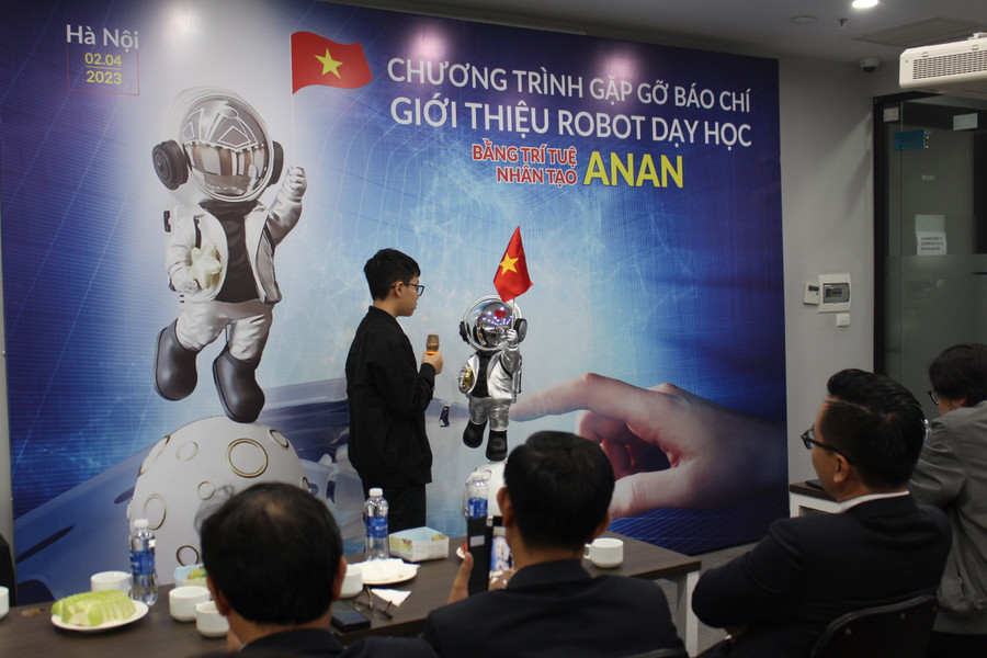 Học sinh Nguyễn Phạm Minh Đức trò chuyện với robot. Học sinh Nguyễn Phạm Minh Đức trò chuyện với robot.