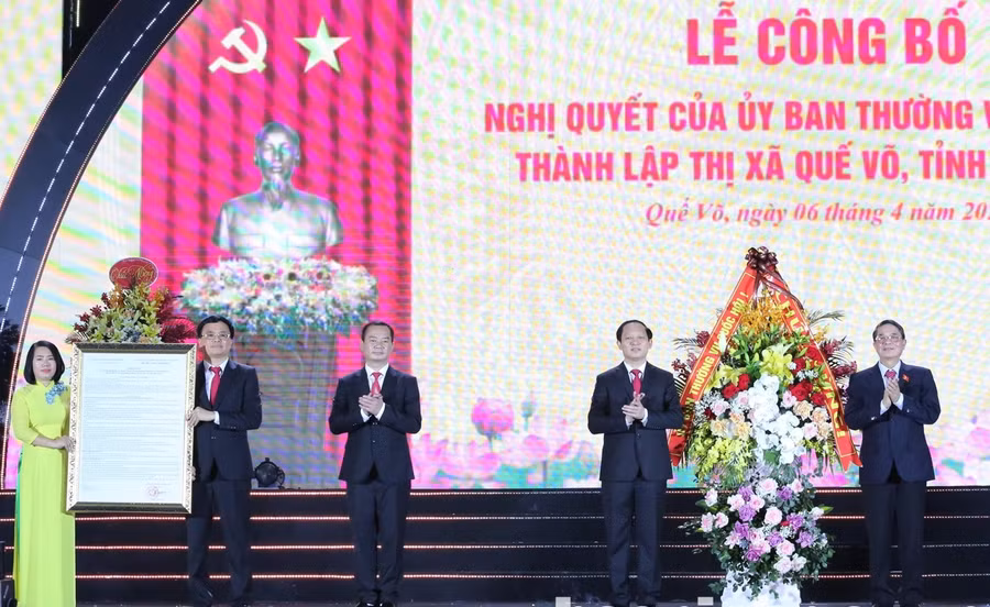 Phó Chủ tịch Quốc hội - Nguyễn Đức Hải trao Nghị quyết của Ủy ban Thường vụ Quốc hội thành lập thị xã Quế Võ.