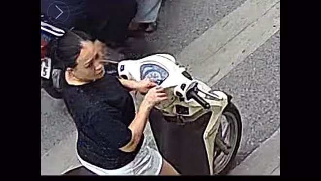 Đối tượng nữ được camera giám sát ghi lại.