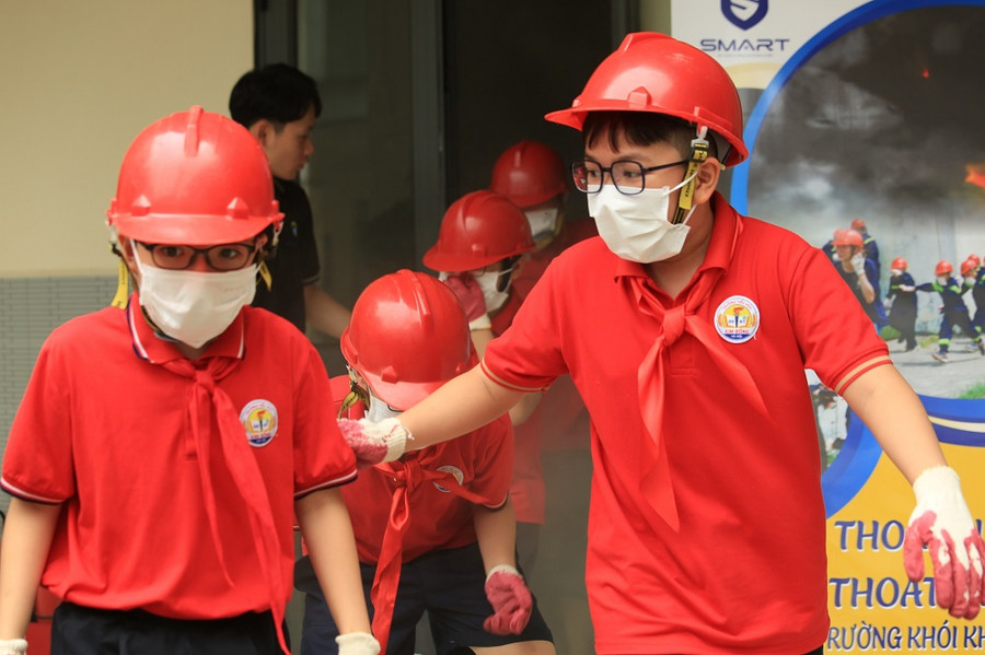Học sinh trường Tiếu học Kim Đồng trải nghiệm thoát nạn trong môi trường khói, khí độc. Học sinh trường Tiếu học Kim Đồng trải nghiệm thoát nạn trong môi trường khói, khí độc.